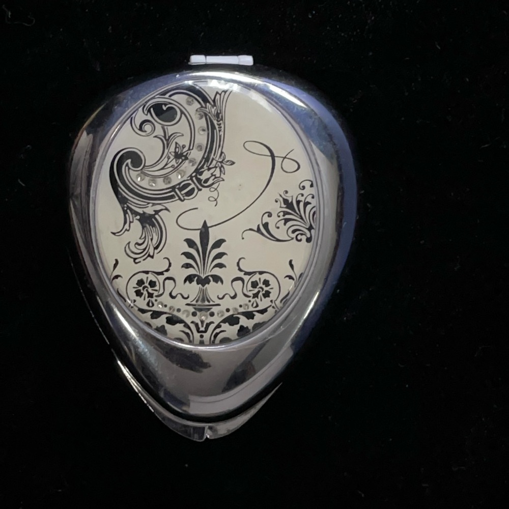 Glam pillbox